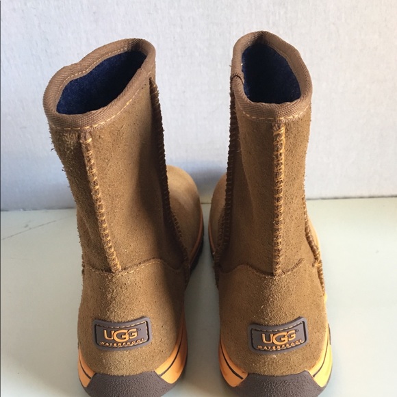 COPY - - New UGG Kid Lynden Boot. - Picture 4 of 5